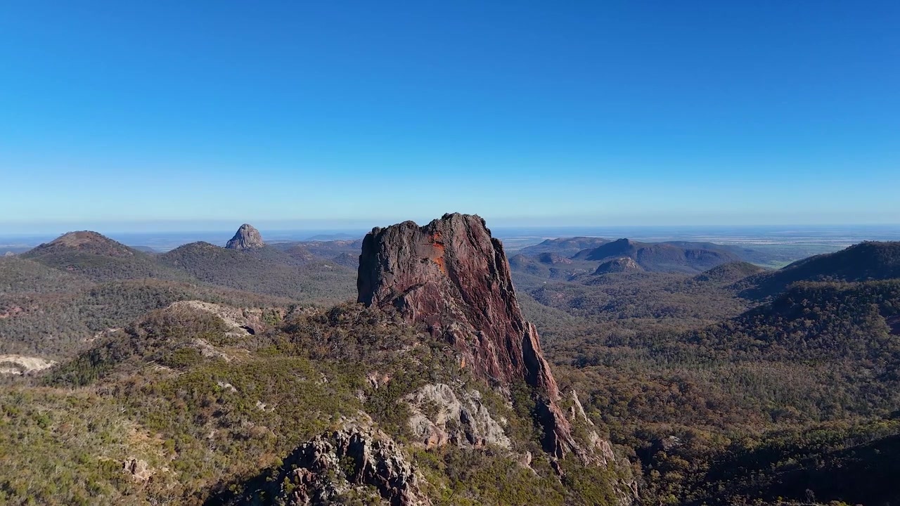 Flyfoto av majestetiske vulkanske topper i australsk landskap
