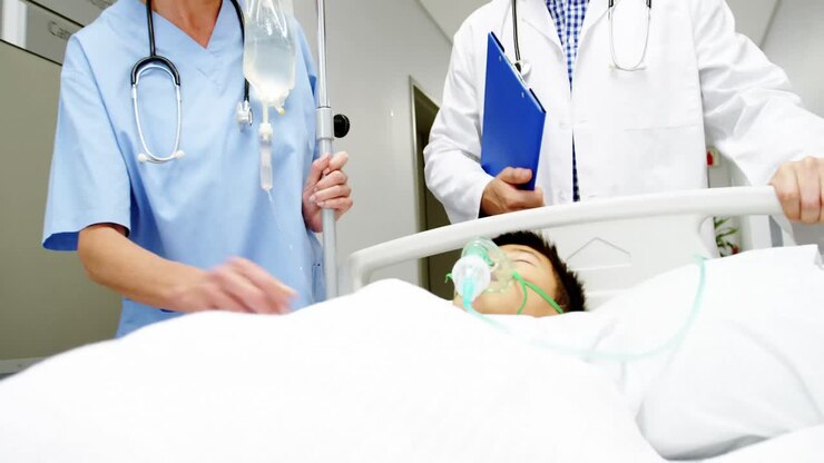Læger diskuterer medicinsk rapport, mens de skynder en patient til akutmodtagelsen