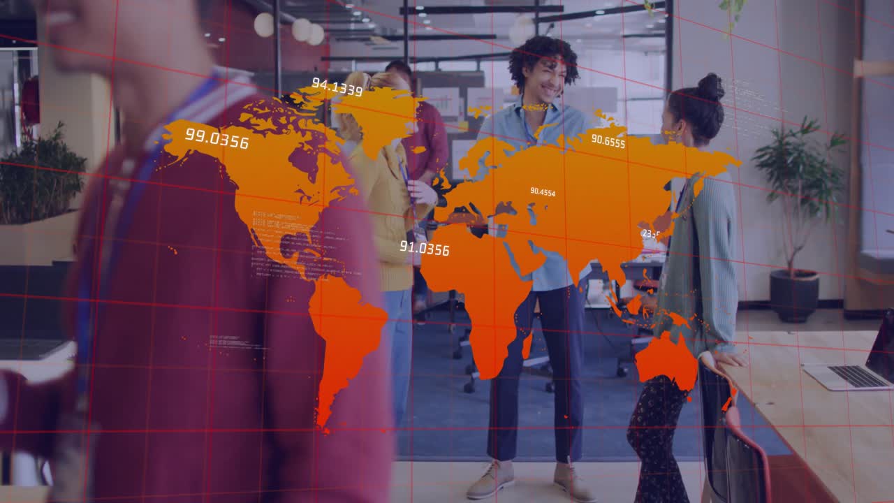 animación de números y lenguaje informático en el mapa, diversos compañeros de trabajo discutiendo durante la pausa para el té