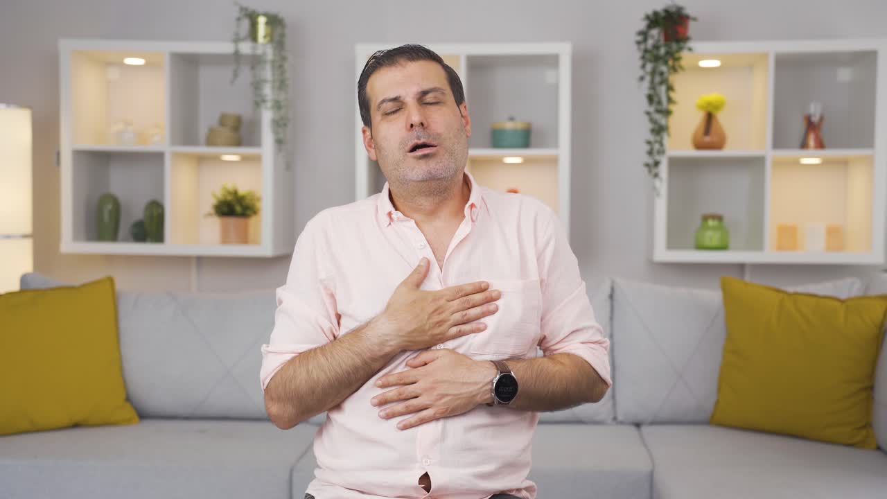 hombre con dificultad para respirar.