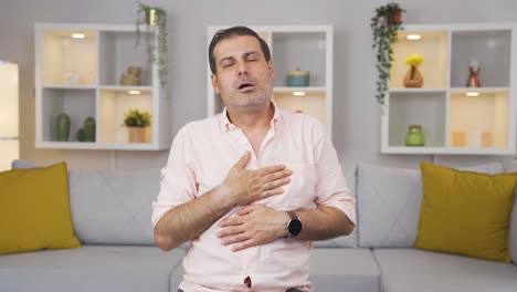 hombre con dificultad para respirar.