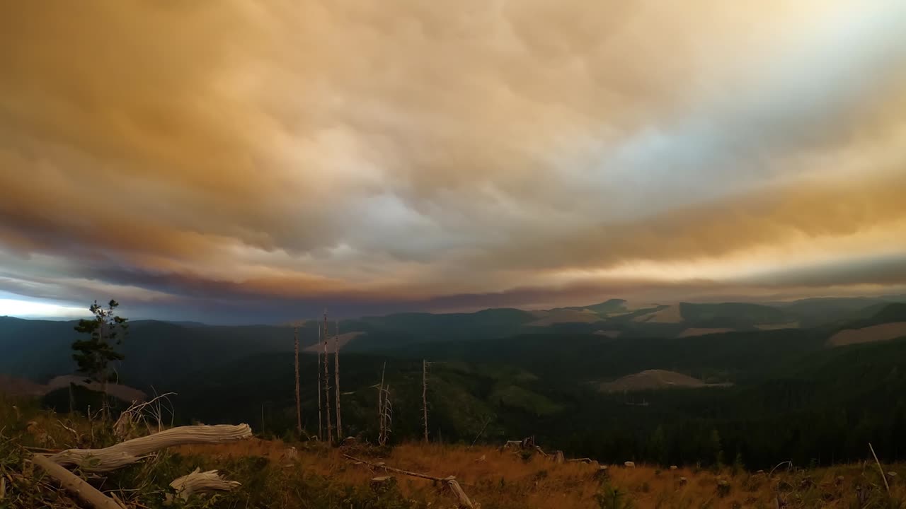 lapso de tiempo de incendios forestales de color naranja ahumado al atardecer desde el pico de la montaña