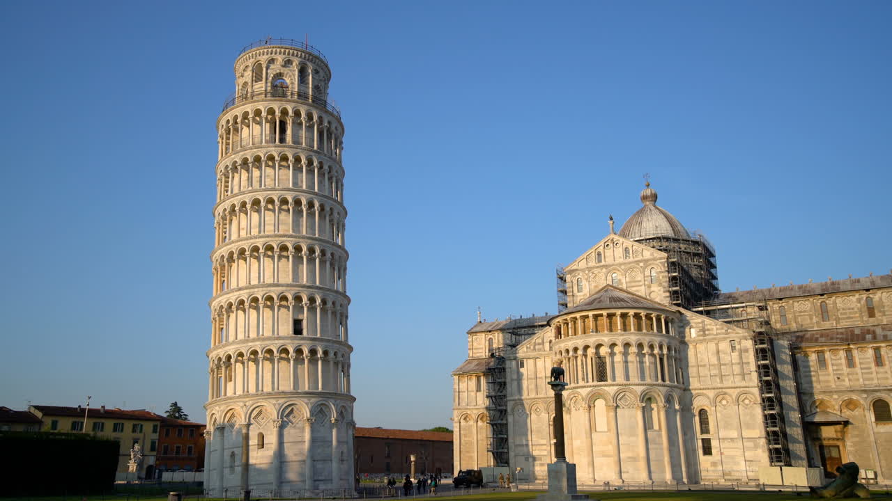la torre inclinada de pisa , italia