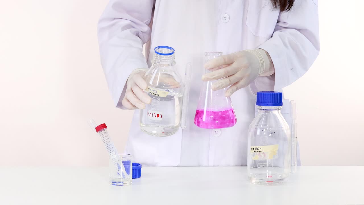 observar el cambio de color en una reacción química