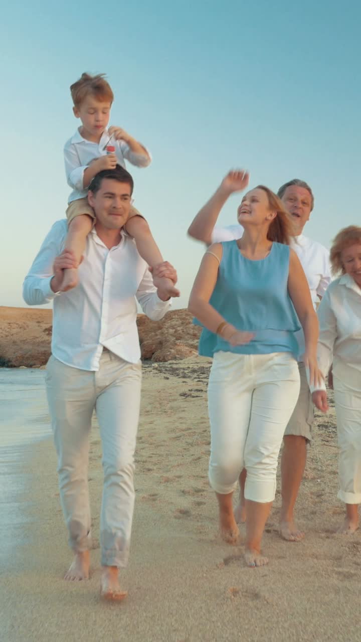 해변에서 산책하는 가족