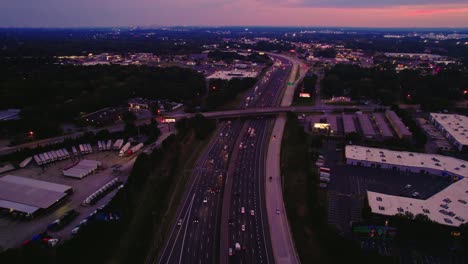 Luftaufnahme-Von-Stadtansichten-Und-Transportmitteln-In-Marietta,-Georgia,-USA_Forward-Drohnenaufnahme