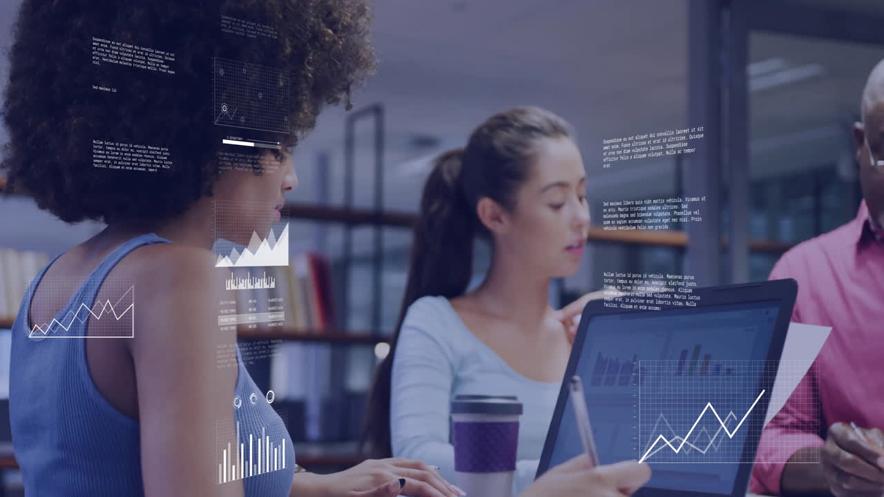 animación del procesamiento de datos financieros sobre diversas personas de negocios en la oficina