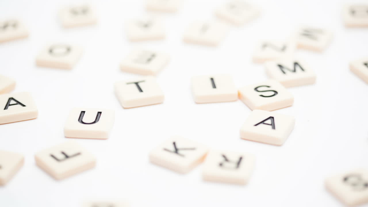 аутизм, написанный буквами, стоящий