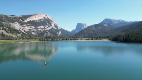 Paseos-En-Bote-En-Aguas-Tranquilas-Con-Fondo-De-Pico-De-Montaña-En-Lagos-De-Río-Verde,-Wyoming