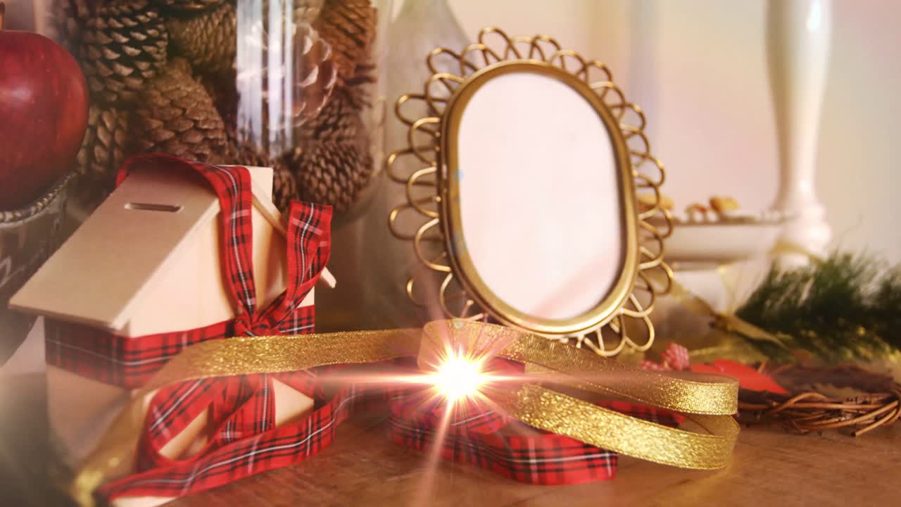 Animação de luzes brilhantes se movendo sobre decorações de Natal.