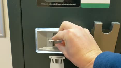 mann, der seine parkplatzkarte aus sicht eines verkaufsautomaten bezahlt