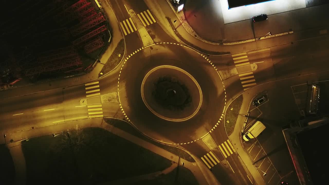 круговой дорожный перекресток ночью.