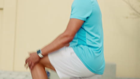 hombre estirando las piernas, fitness y corriendo al aire libre