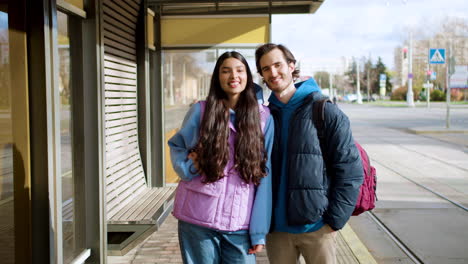 pareja en la parada de autobús