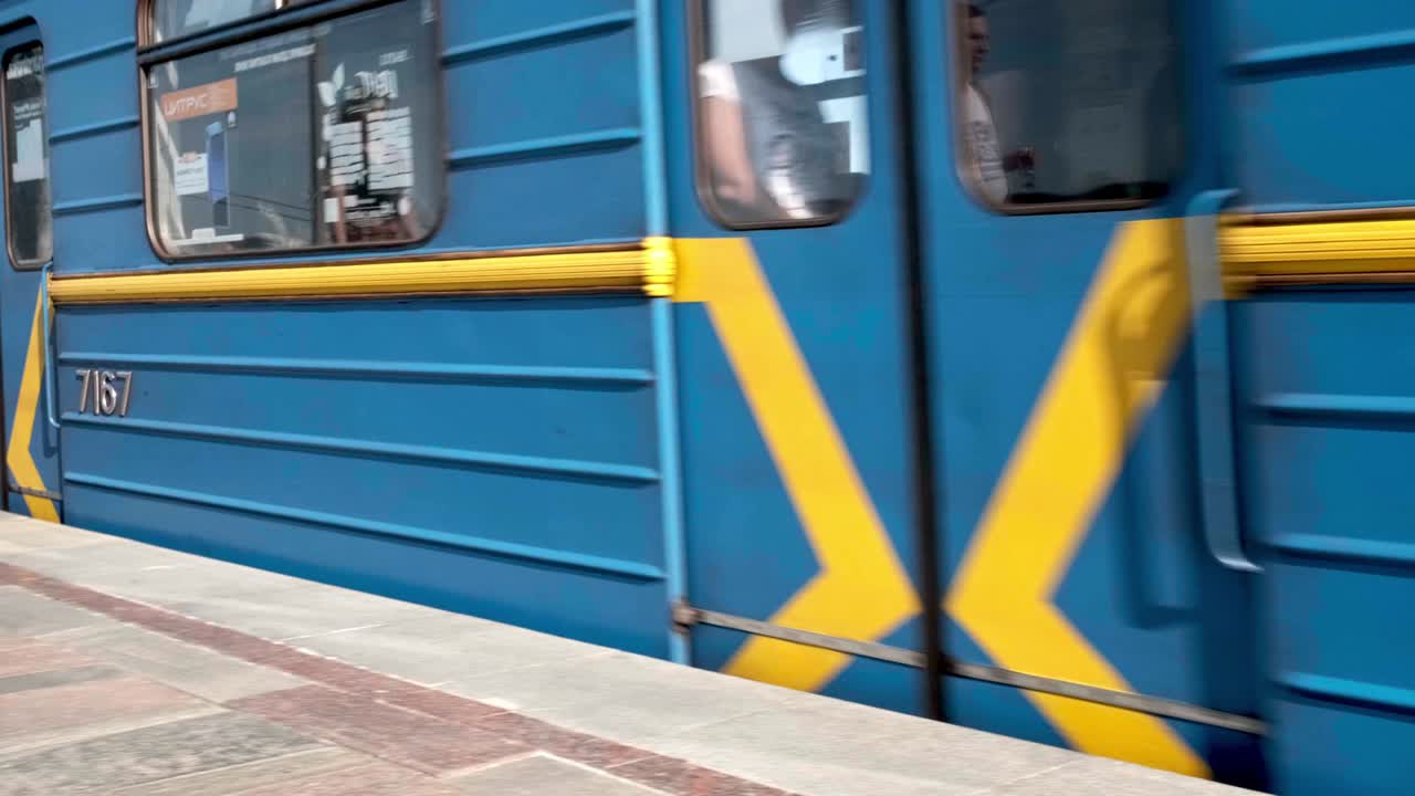 cinemagraph - голубой поезд метро с людьми внутри быстро движется, вид с станции метро. закройте окна поезда метро, проходящего быстро