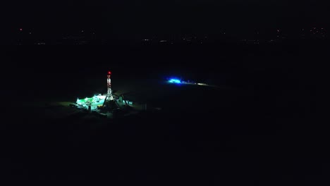 Operación-Del-Departamento-De-Bomberos-Cerca-De-La-Estación-De-Perforación-Petrolera-Por-La-Noche:-Toma-Aérea