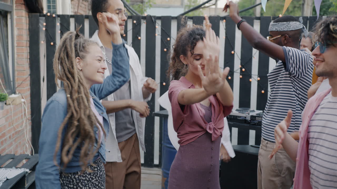 야외에서 춤을 추는 친구들