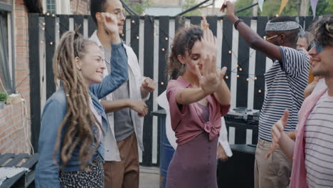 amigos bailando al aire libre