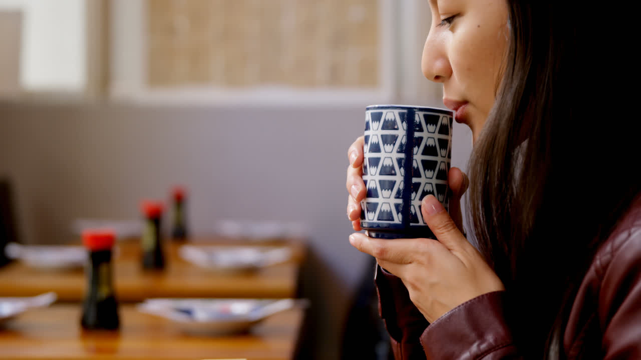 mujer tomando té en el restaurante 4k