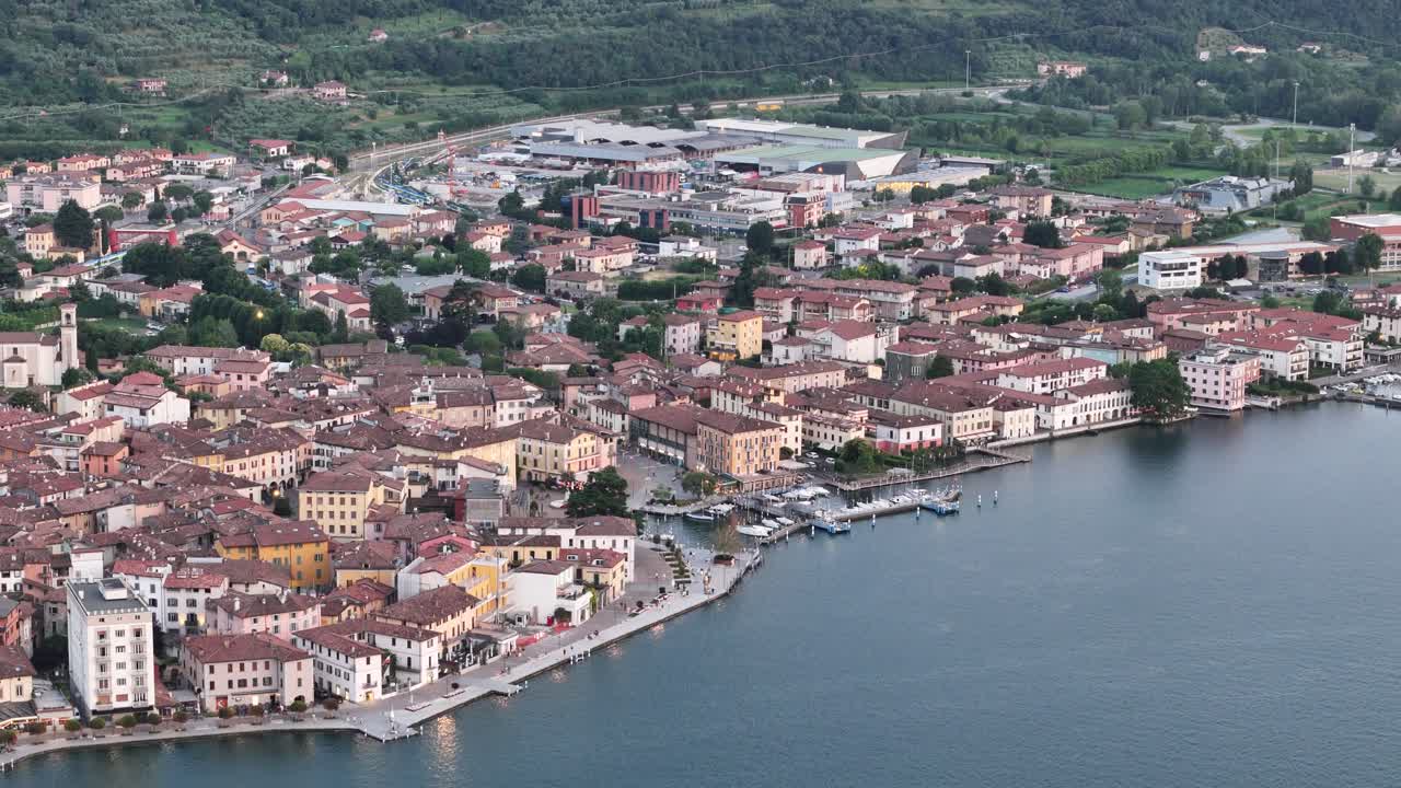 Città di Iseo sul Lago d'Iseo, Italia, ripresa aerea con drone