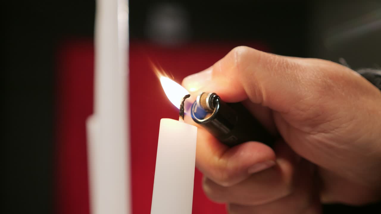 encendiendo una vela, preparándose para una cena