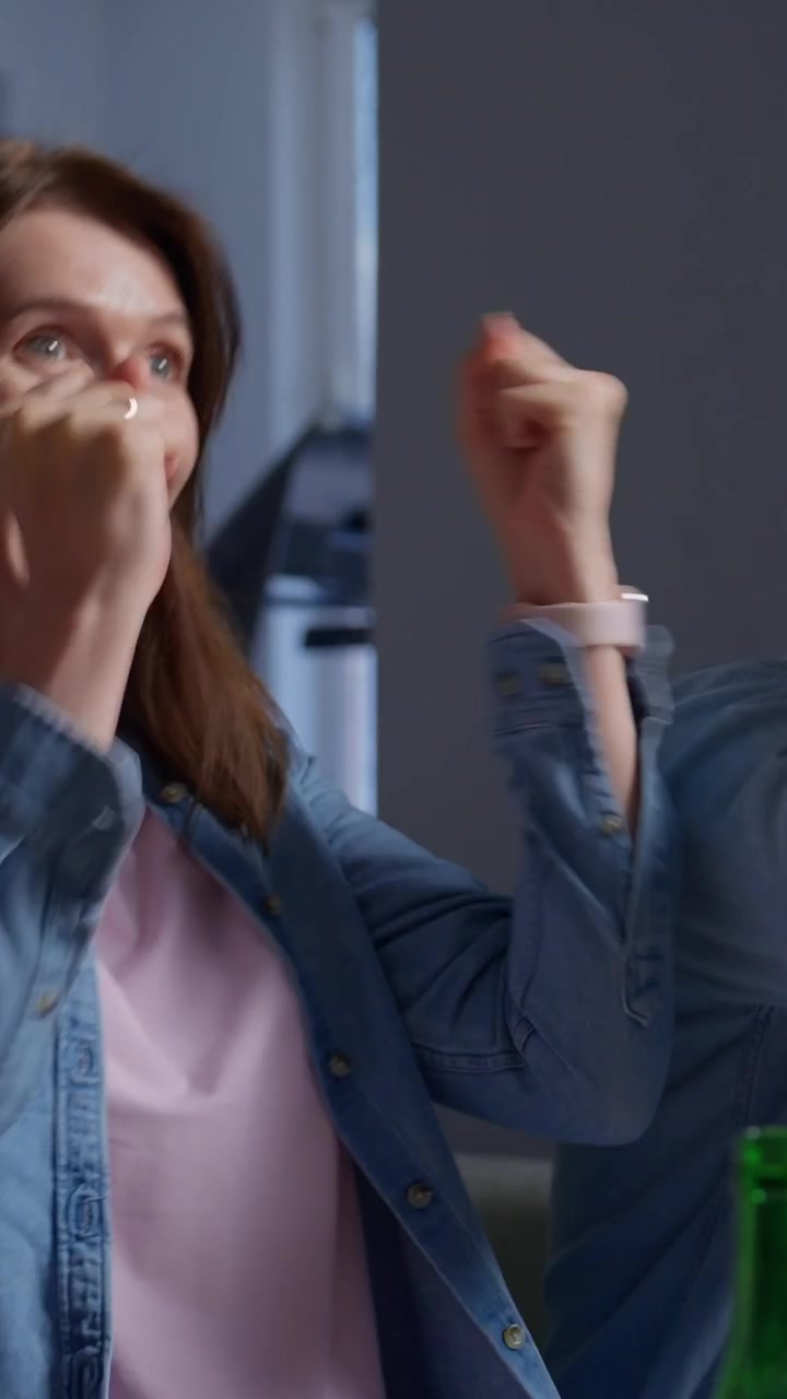 Donna entusiasta che esulta e applaude in celebrazione.