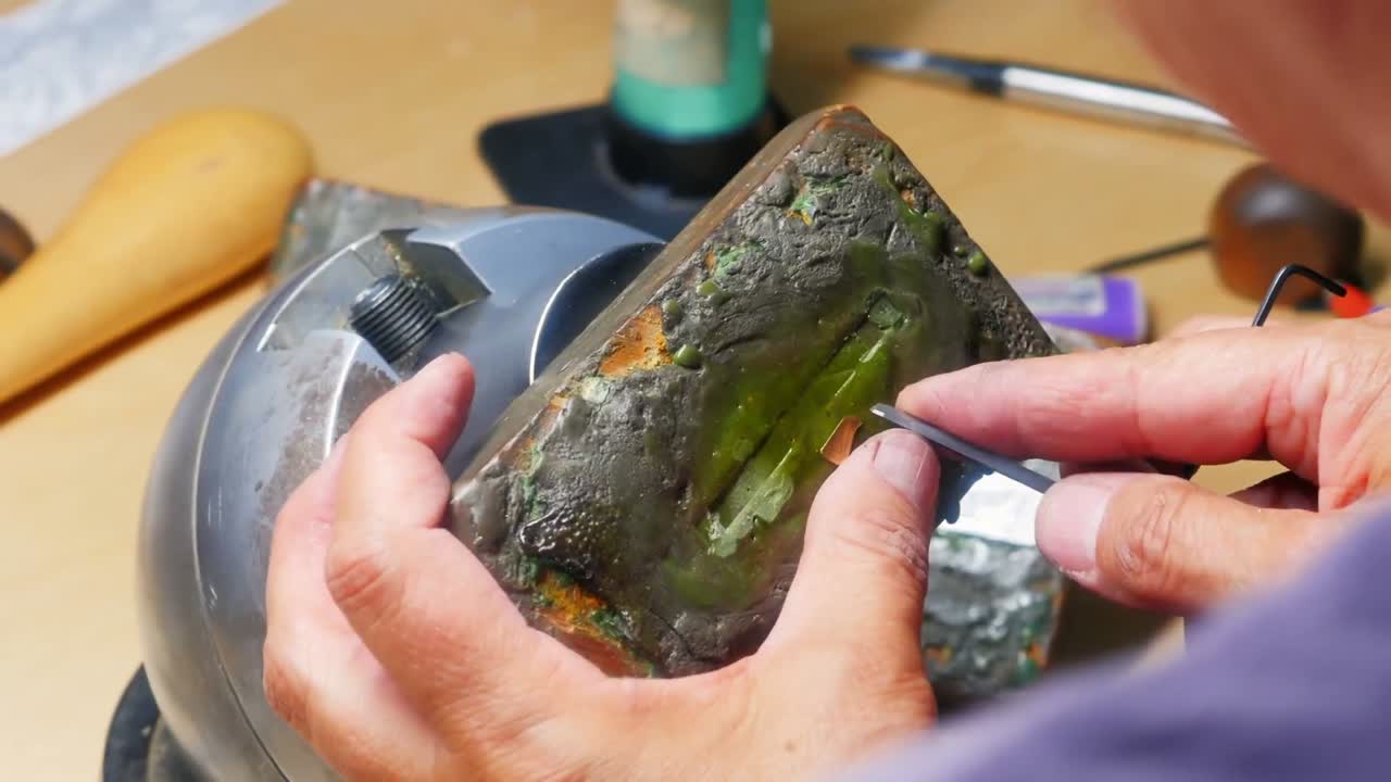 artesana que trabaja en un taller