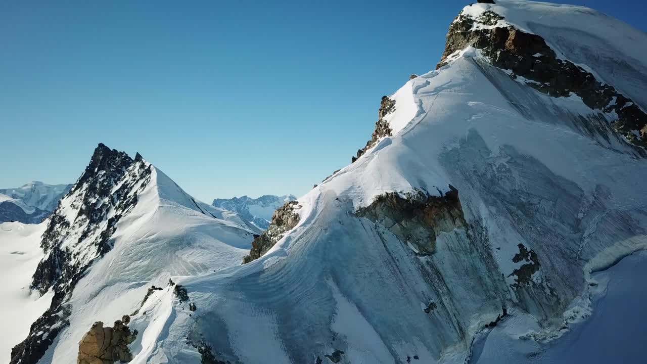 cubierta de pico de montaña con un glaciar en los alpes suizos, tarifa de saas