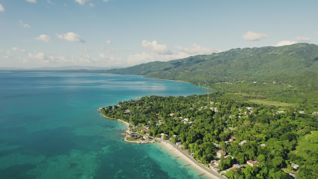 Costa della spiaggia di Belmont e montagne sullo sfondo.