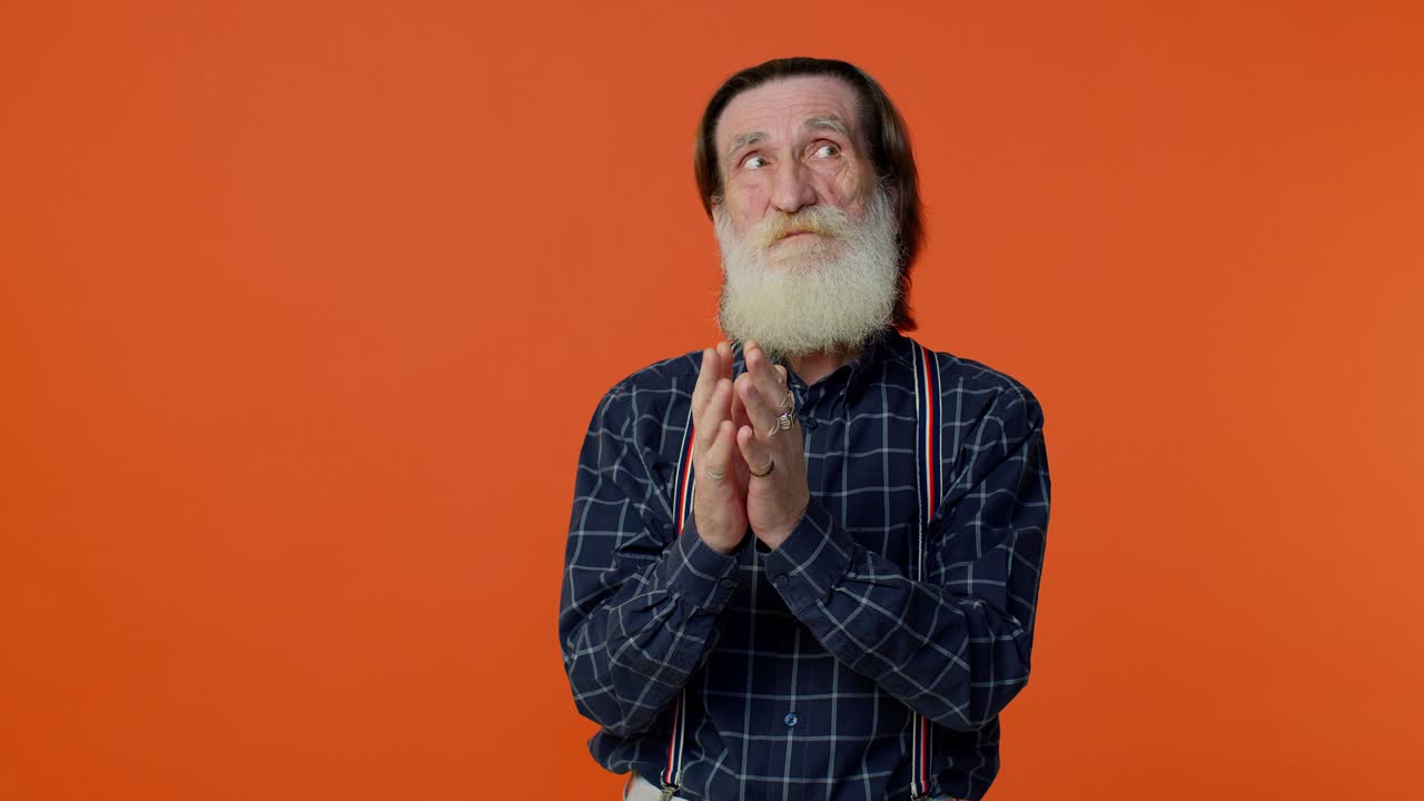 astucioso abuelo maduro hombre pensando en la idea del villano tortuoso, trampas astutas, bromas y bromas