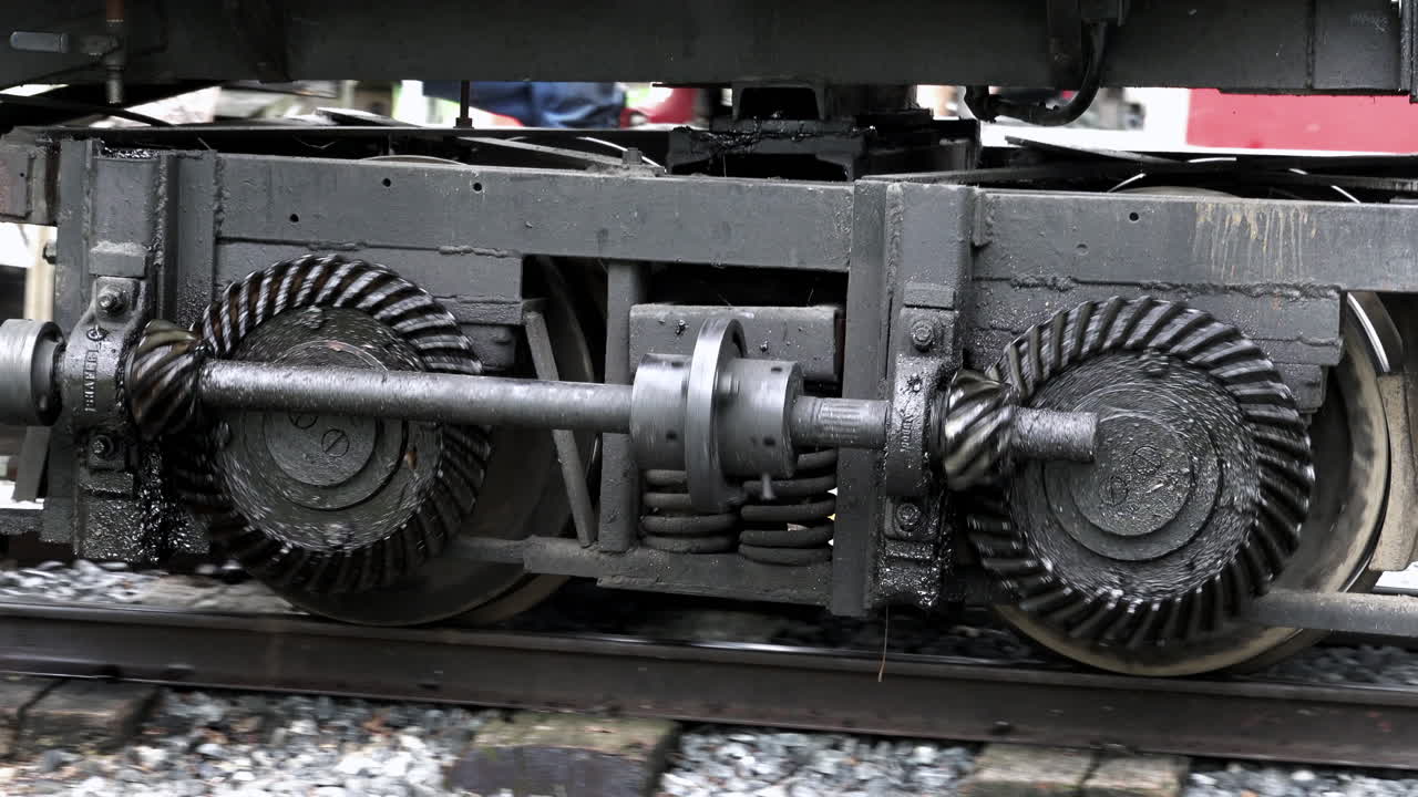 역사적인 기관차의 큰 철 기어