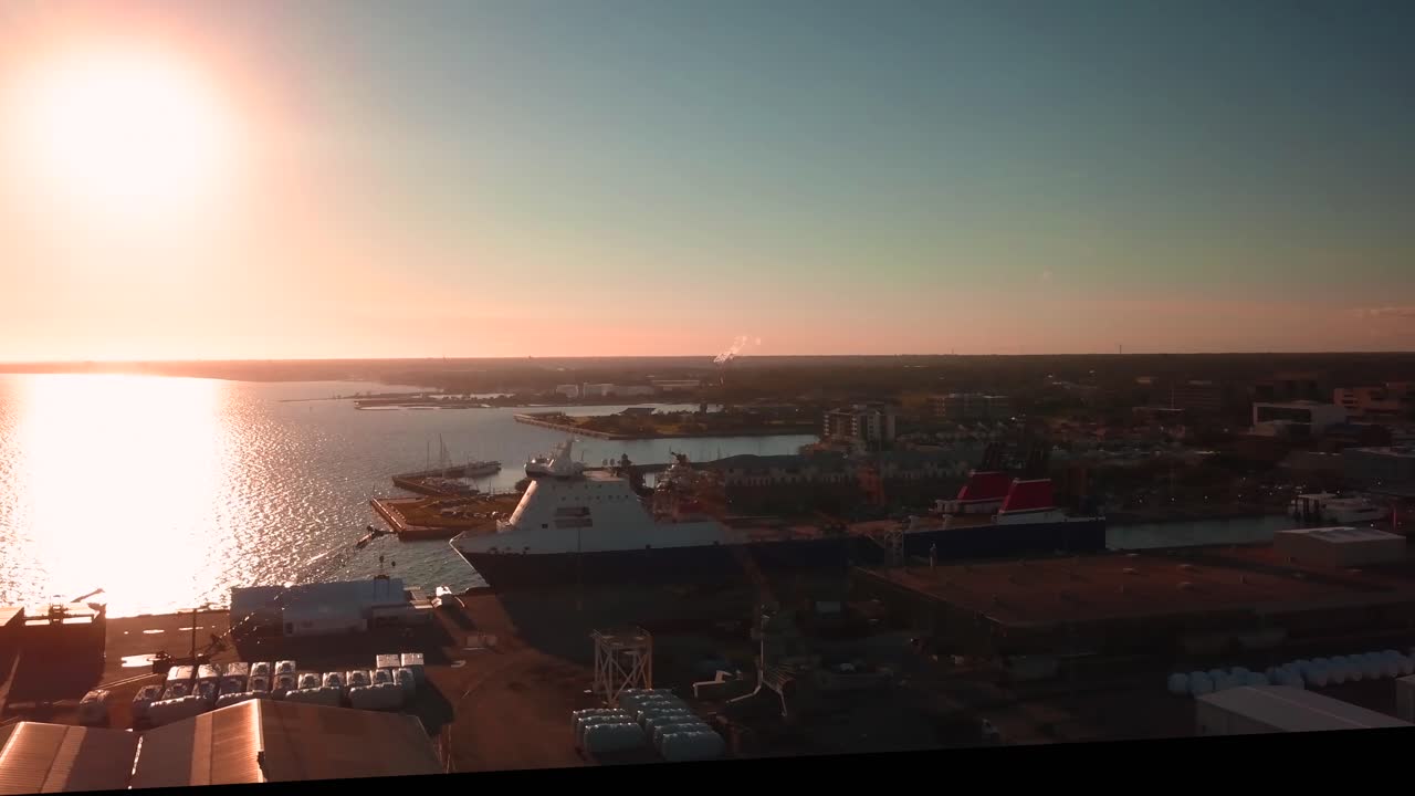 대형 페리와 큰 보트가 있는 작은 항구의 아름다운 일몰 영상