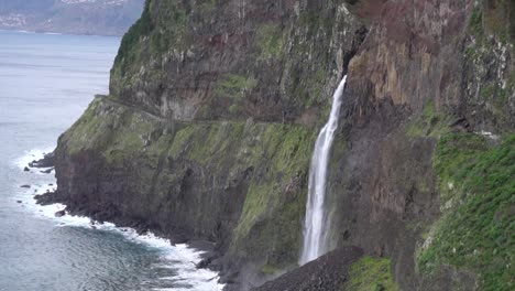 Zeitlupenaufnahmen-Eines-Großen-Wasserfalls,-Der-Von-Einer-Klippe-Ins-Meer-Fällt