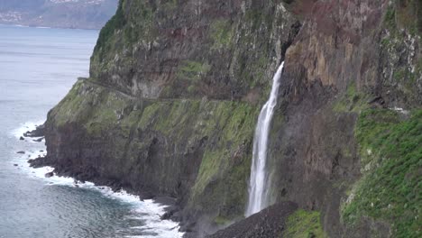 imágenes en cámara lenta de una gran cascada que cae de un acantilado al océano