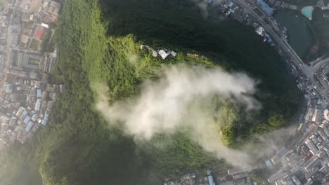 imágenes de drones giratorios de 4k sobre una ciudad montañosa que muestran la crisis terrestre