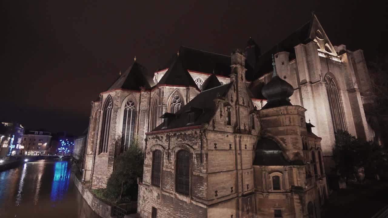 Oplyst Sankt Michaels Kirke om natten i Gent, Belgien