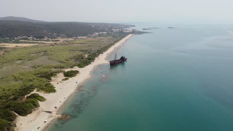 Aufbauendes,-Entferntes-Verlassenes-Schiff-In-Der-Griechischen-Küstenlinie