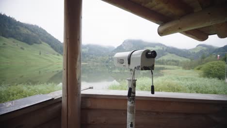 Carro-Liso-Que-Viaja-Al-Frente-Turismo-Monocular-Con-Vista-Al-Pintoresco-Lago-De-Montaña