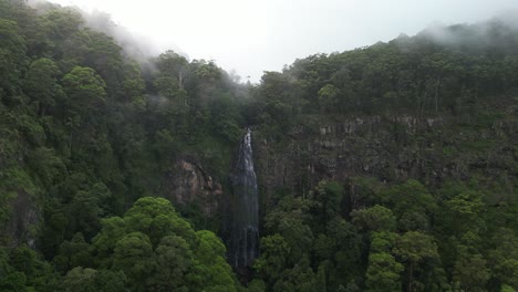 la popular cascada turística moran cae en un día de niebla y lluvia