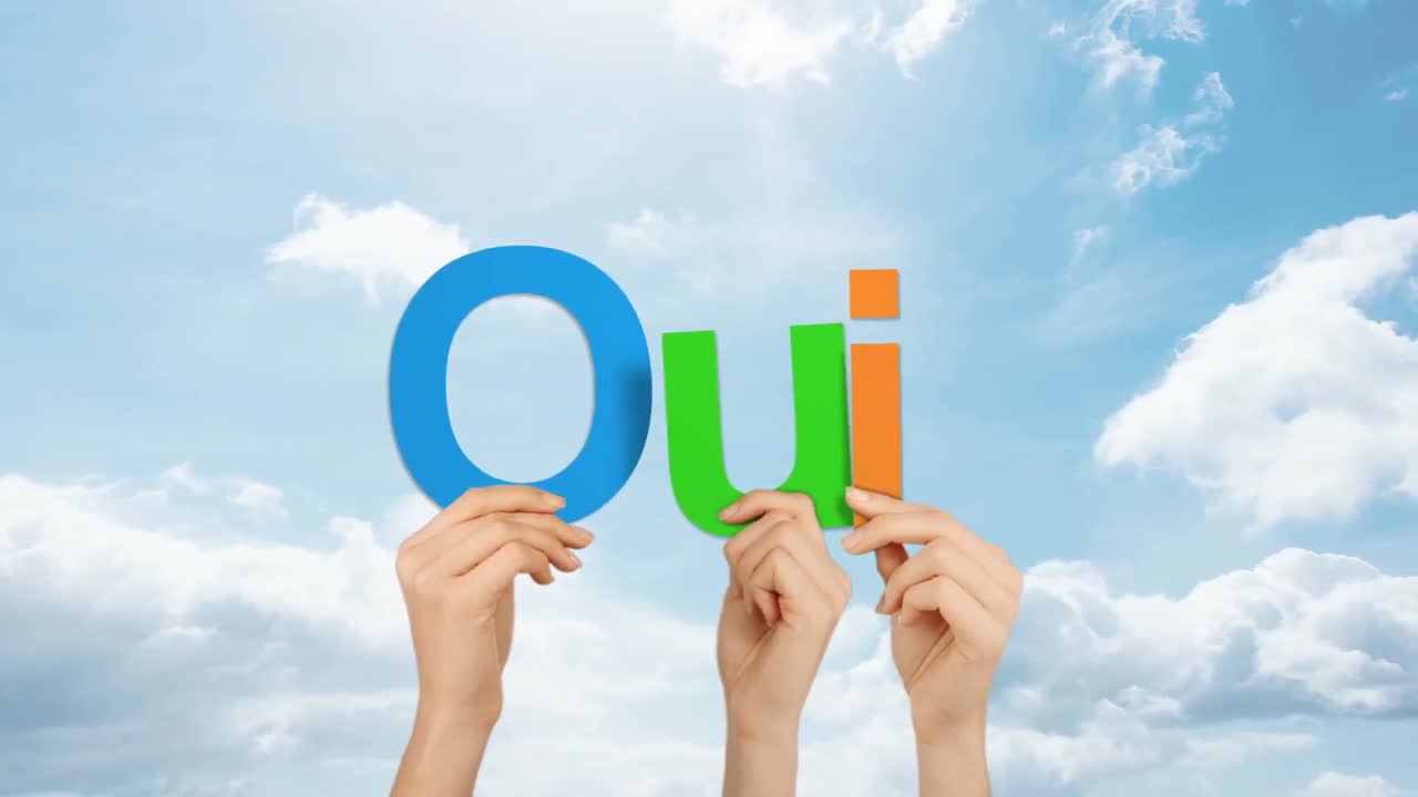 q, u, i 문자를 들고 있는 여자