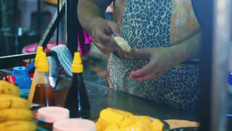 imágenes cinematográficas de cocina de 4k de un chef tailandés preparando un postre tradicional tailandés llamado roti en un mercado callejero en tailandia