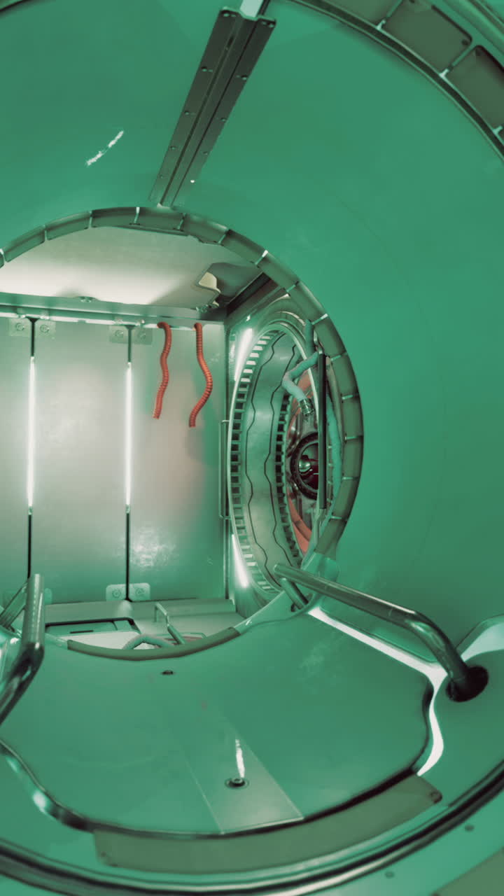 interior del túnel futurista con iluminación verde y paredes metálicas