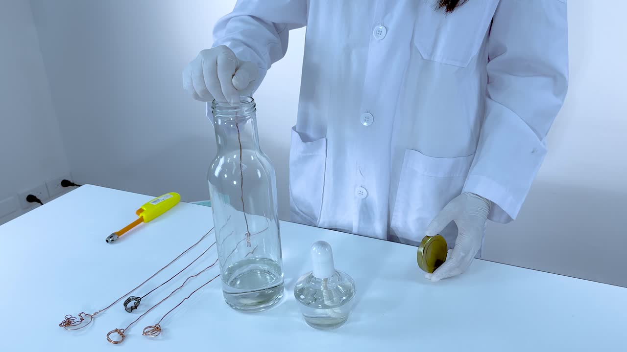 el científico lleva a cabo un experimento de reacción química brillante