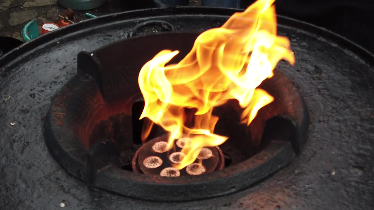 Gasovn til madlavning på gaden med wok.