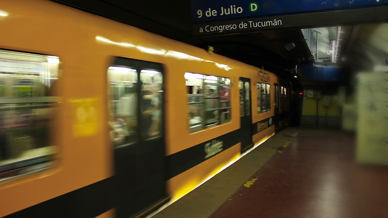 Treno della metropolitana in arrivo alla stazione sotterranea a Buenos Aires.