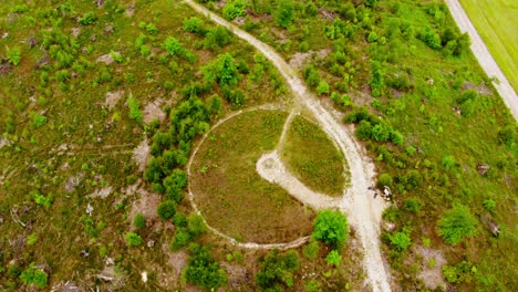 Sitio-Arqueológico-De-Círculos-De-Piedra-Cerca-Del-Lago-Lesno-En-La-Comuna-De-Brusy,-Norte-De-Polonia