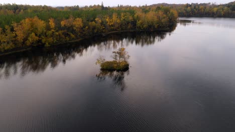 Vista-Aérea-De-La-Pequeña-Isla-En-El-Lago