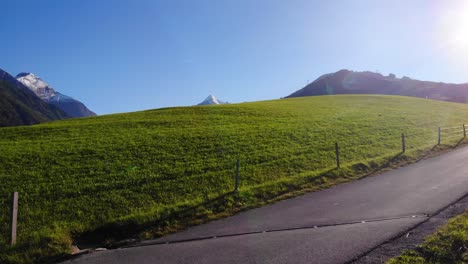 kitzsteinhorn de altas montañas tauern visto desde el prado verde en maiskogel en austria