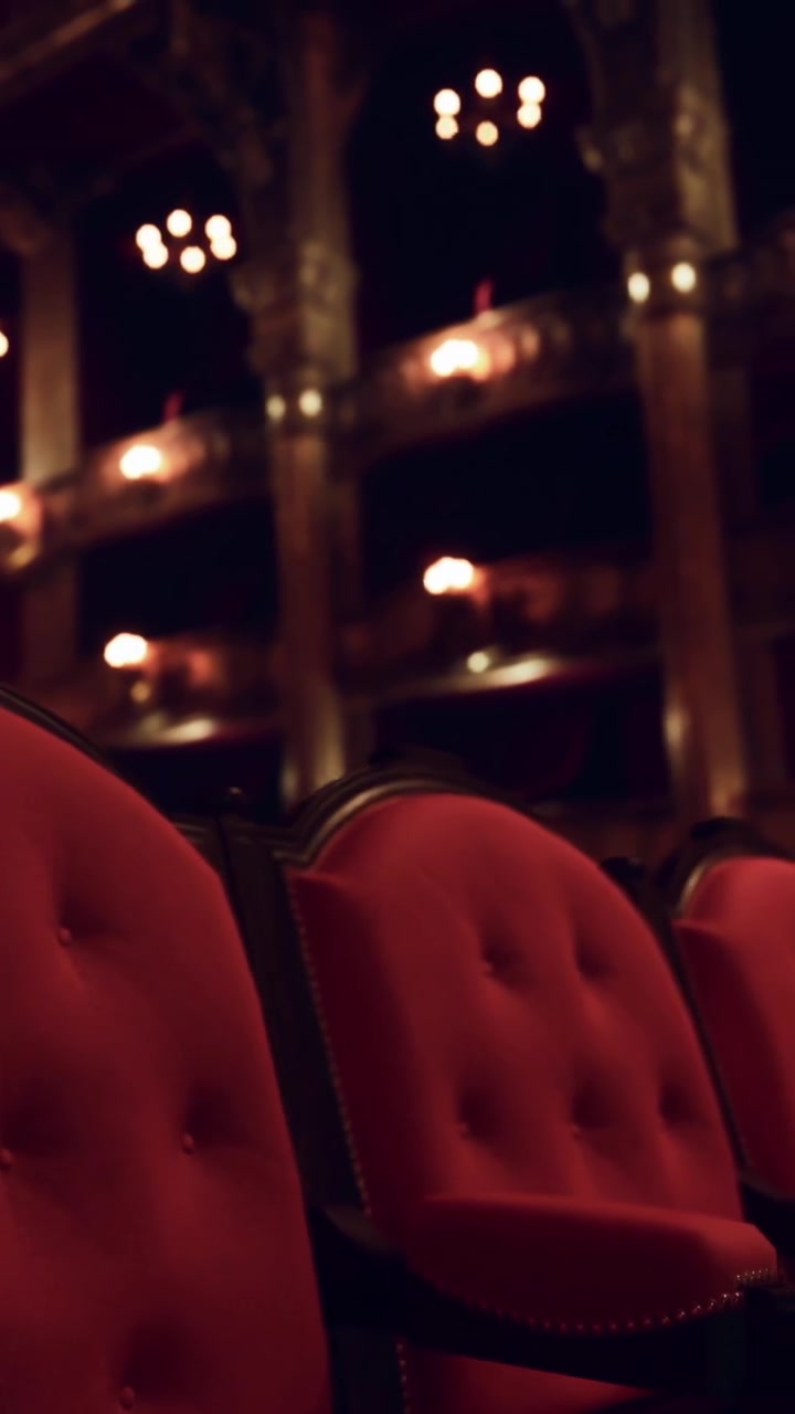 Sedili in un teatro prima che lo spettacolo inizi nelle ore serali
