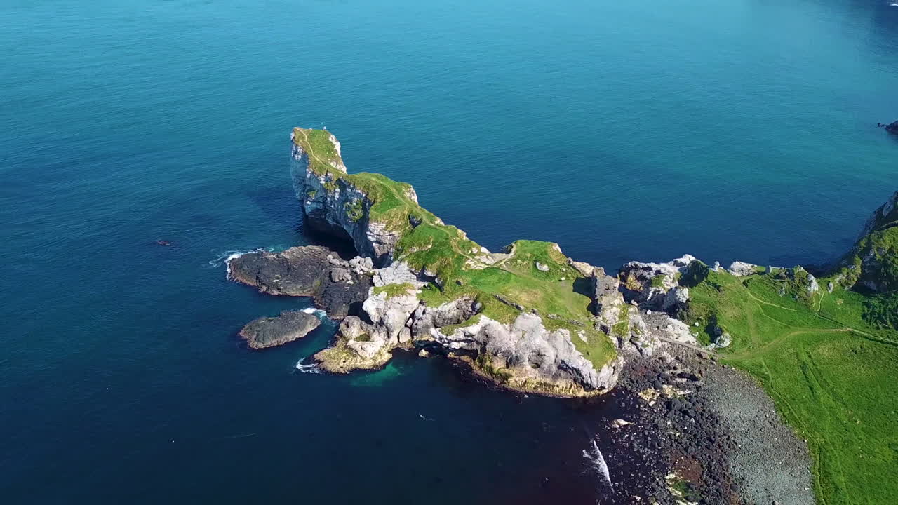 바다로 돌출된 길고 좁은 석회암 곶에 있는 북아일랜드 앤트림 카운티의 킨베인 성